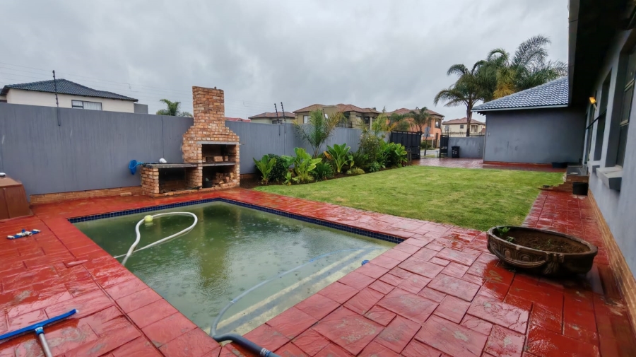 3 Bedroom Property for Sale in Sonneveld Gauteng
