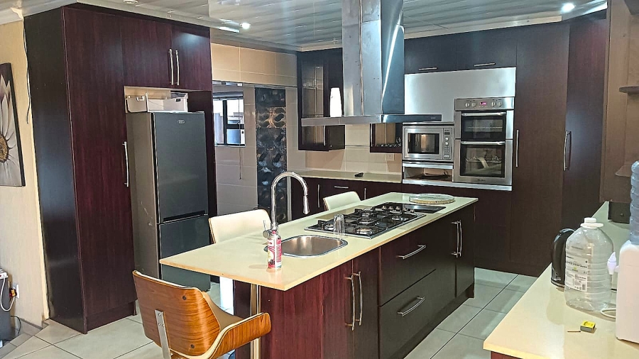 6 Bedroom Property for Sale in Edleen Gauteng