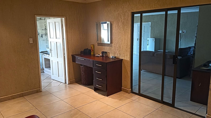 6 Bedroom Property for Sale in Edleen Gauteng