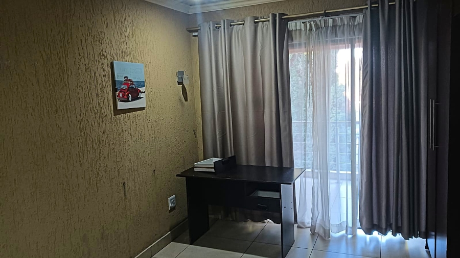 6 Bedroom Property for Sale in Edleen Gauteng