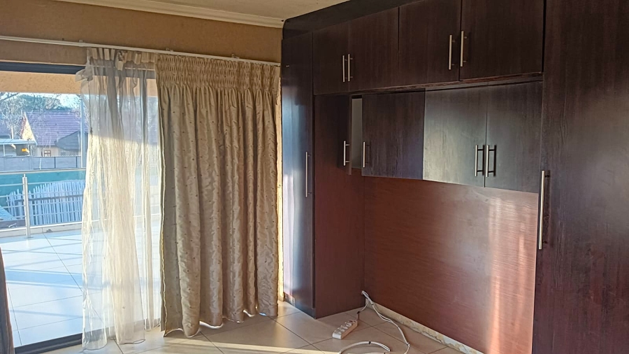 6 Bedroom Property for Sale in Edleen Gauteng