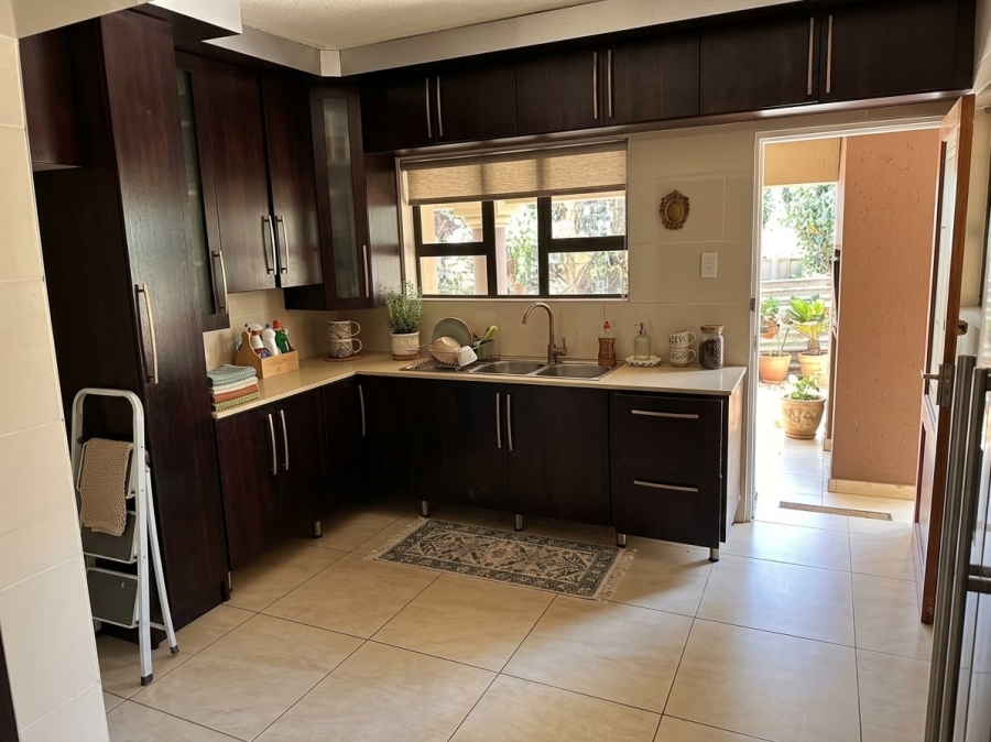 6 Bedroom Property for Sale in Edleen Gauteng