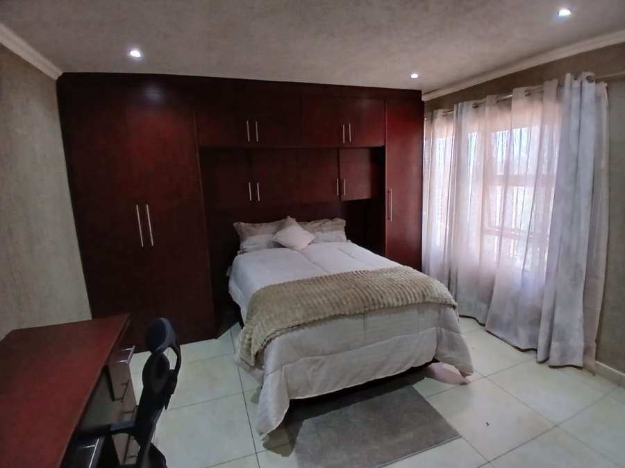6 Bedroom Property for Sale in Edleen Gauteng