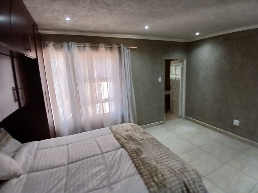 6 Bedroom Property for Sale in Edleen Gauteng