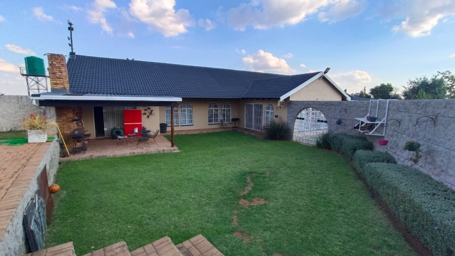 5 Bedroom Property for Sale in Tenacre A H Gauteng