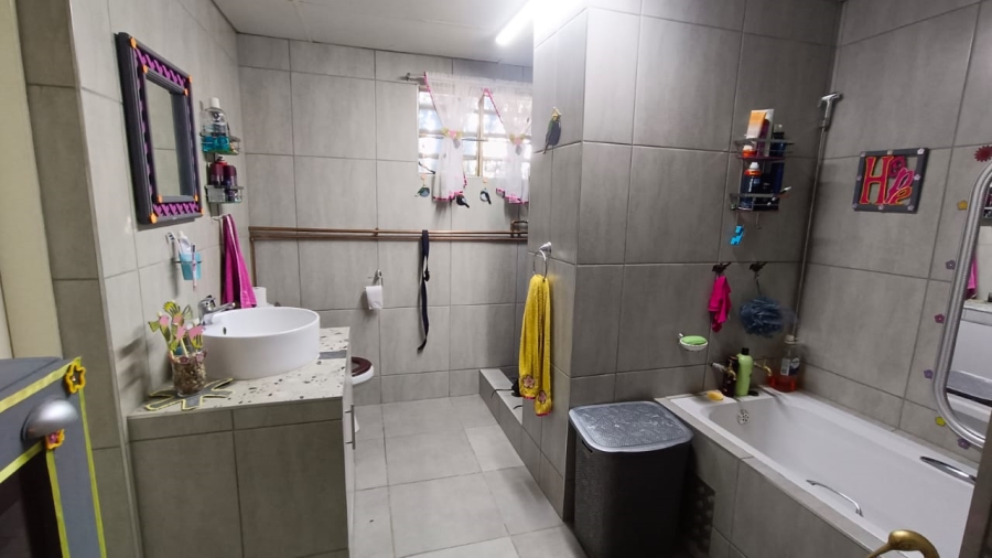 5 Bedroom Property for Sale in Tenacre A H Gauteng