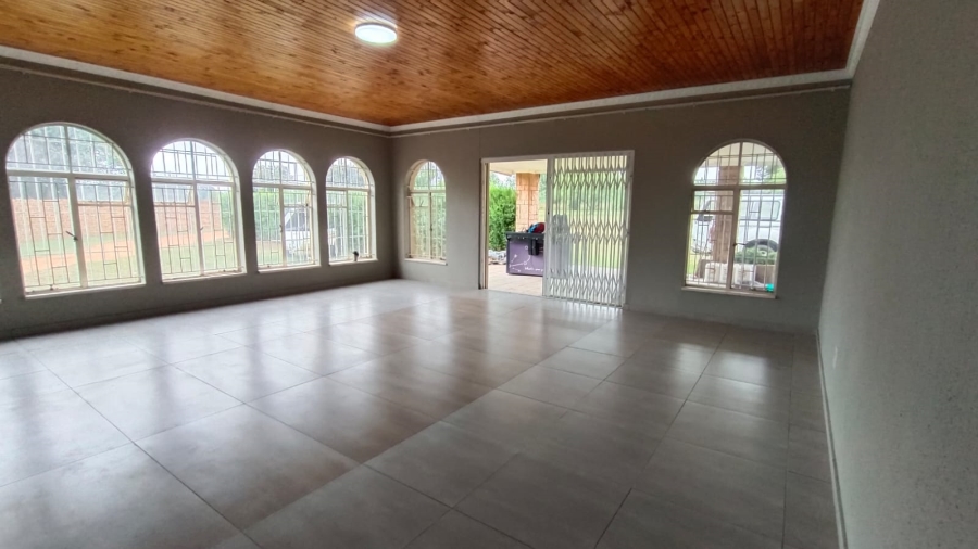 5 Bedroom Property for Sale in Tenacre A H Gauteng