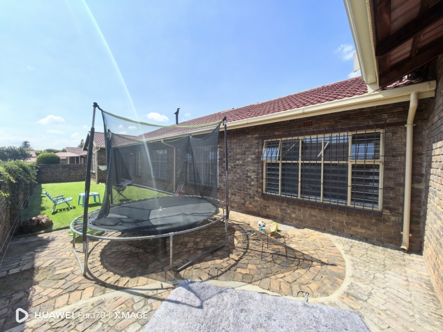 3 Bedroom Property for Sale in Birchleigh North Gauteng