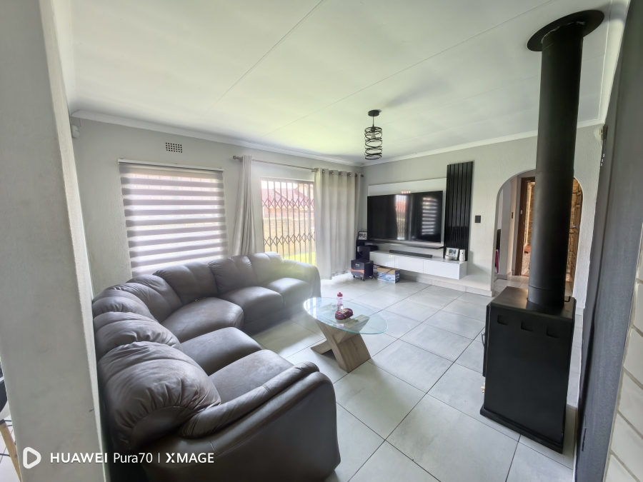 3 Bedroom Property for Sale in Birchleigh North Gauteng
