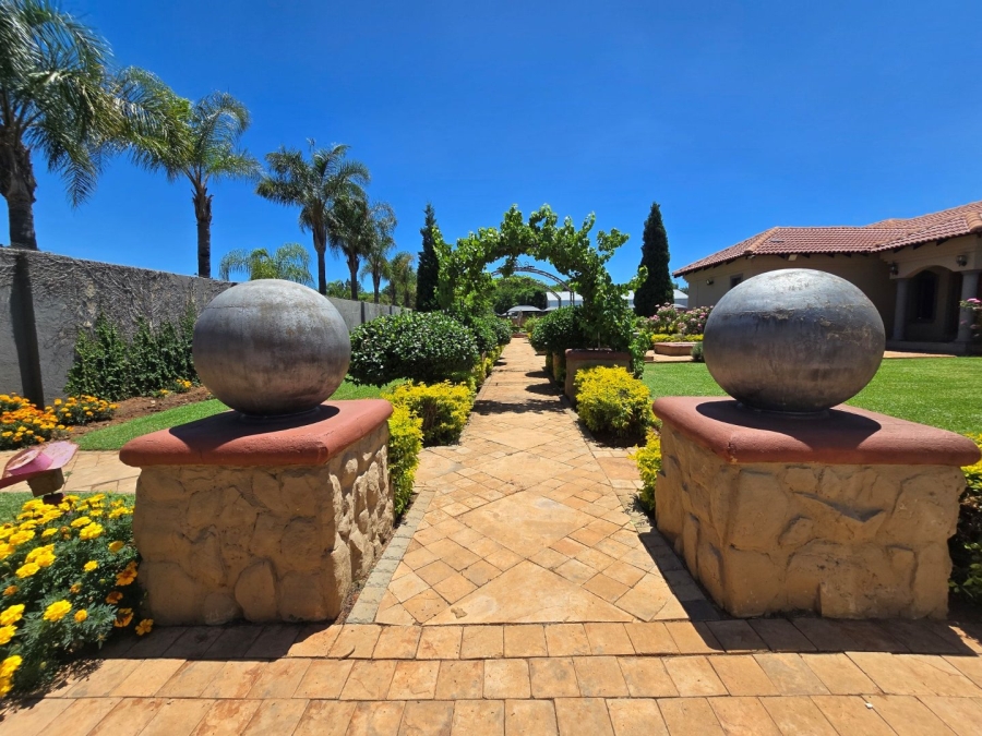 5 Bedroom Property for Sale in Kameeldrift East Gauteng