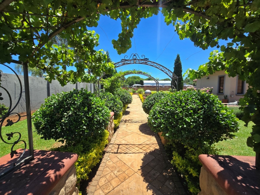 5 Bedroom Property for Sale in Kameeldrift East Gauteng