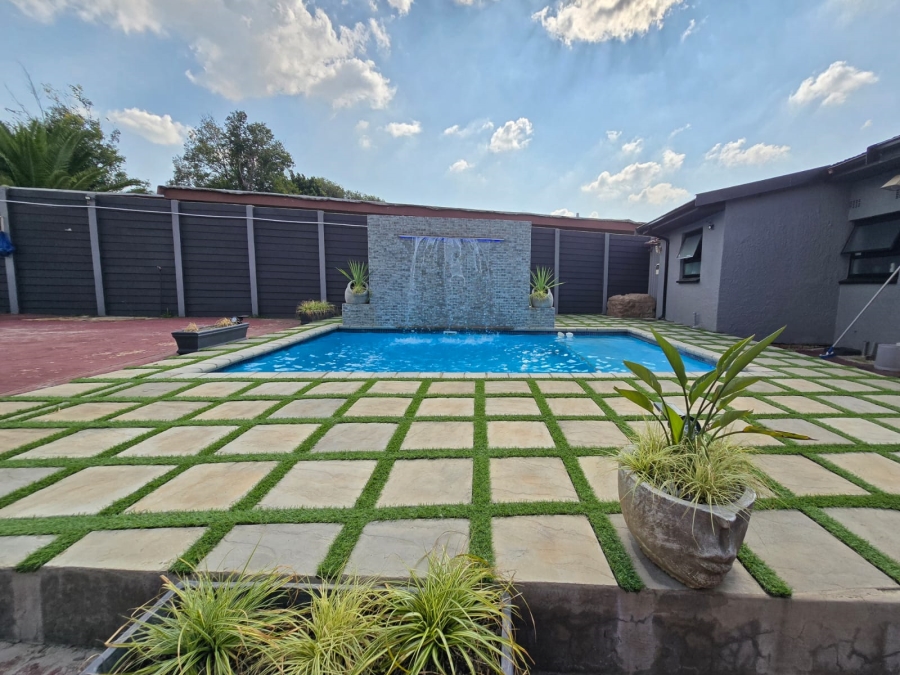 5 Bedroom Property for Sale in Raceview Gauteng