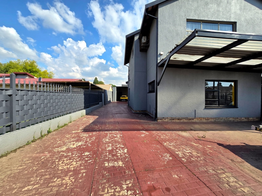5 Bedroom Property for Sale in Raceview Gauteng