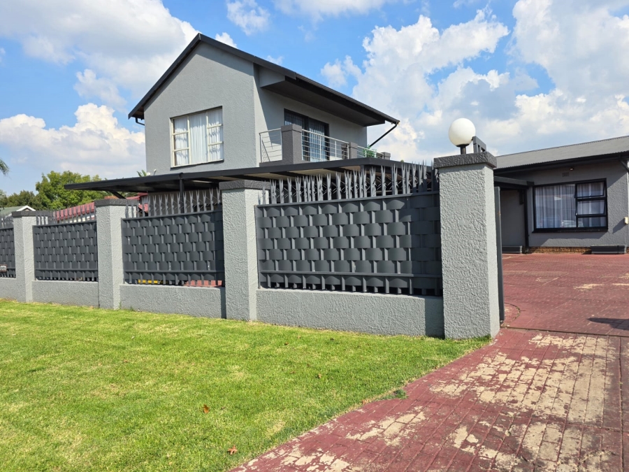 5 Bedroom Property for Sale in Raceview Gauteng