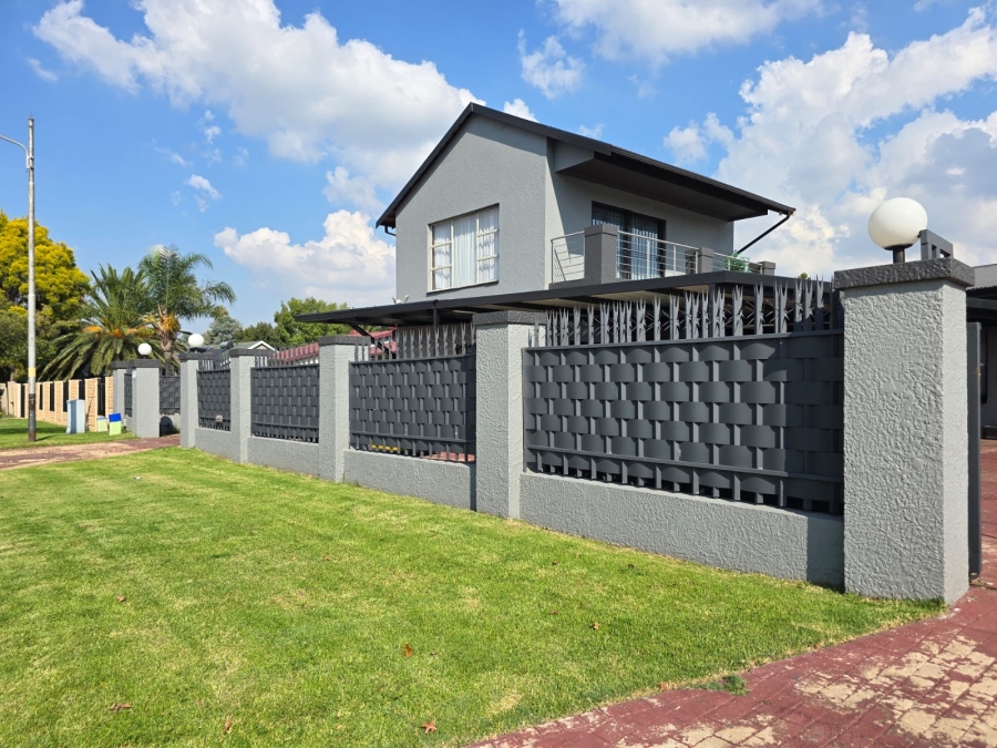 5 Bedroom Property for Sale in Raceview Gauteng
