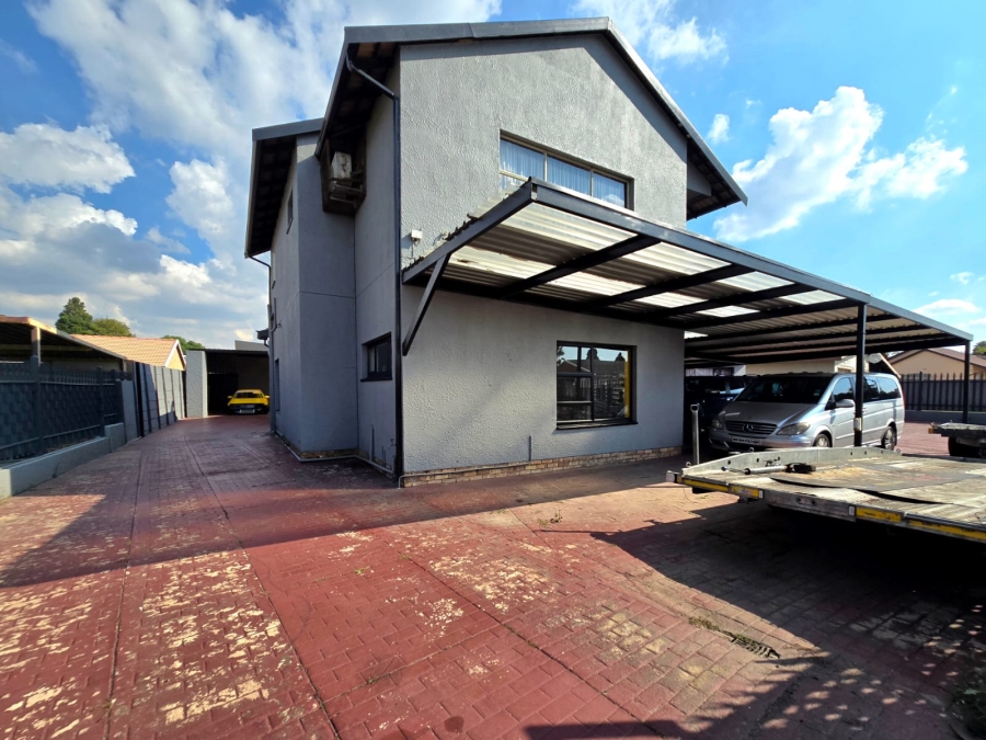 5 Bedroom Property for Sale in Raceview Gauteng