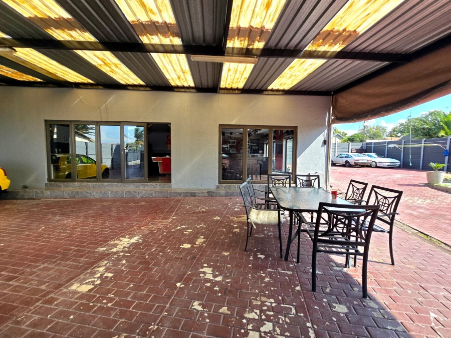 5 Bedroom Property for Sale in Raceview Gauteng