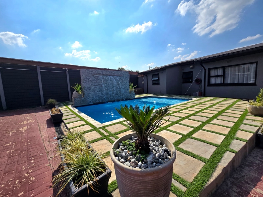 5 Bedroom Property for Sale in Raceview Gauteng