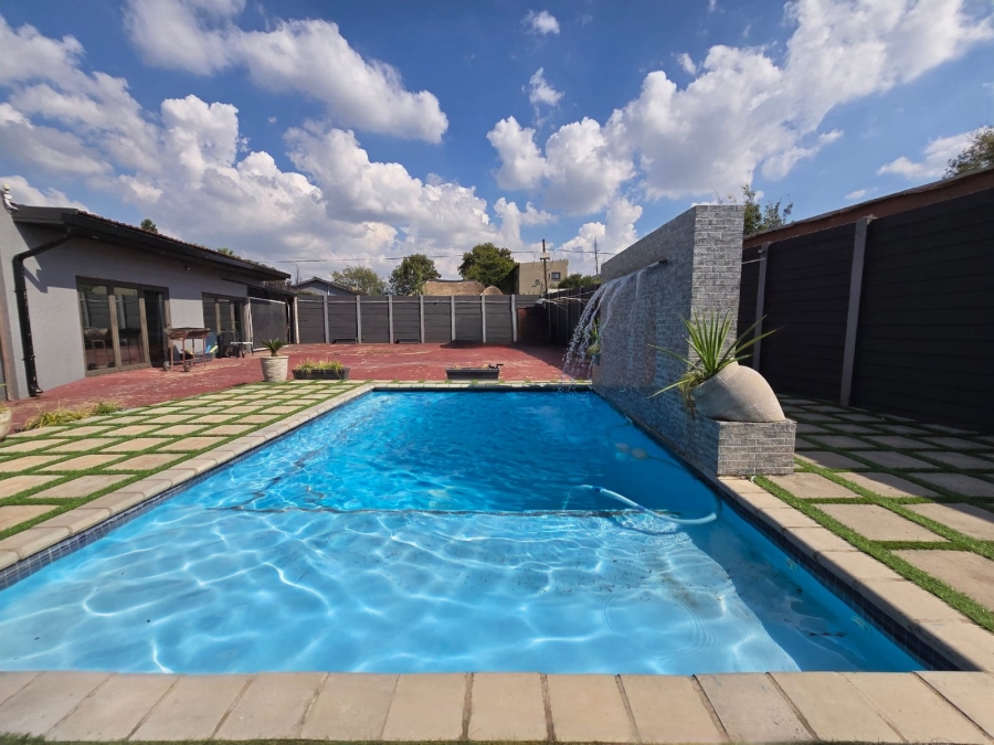 5 Bedroom Property for Sale in Raceview Gauteng