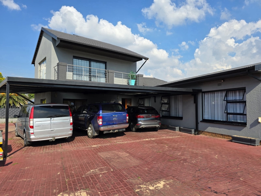 5 Bedroom Property for Sale in Raceview Gauteng