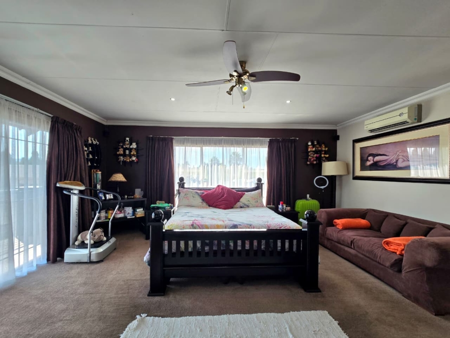 5 Bedroom Property for Sale in Raceview Gauteng