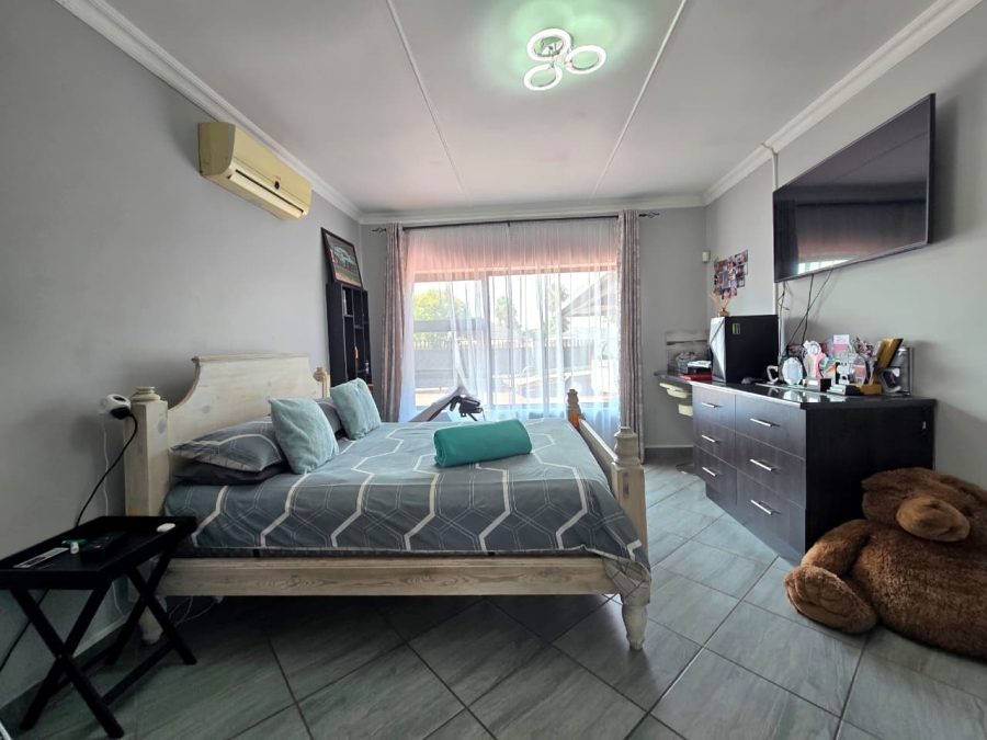 5 Bedroom Property for Sale in Raceview Gauteng