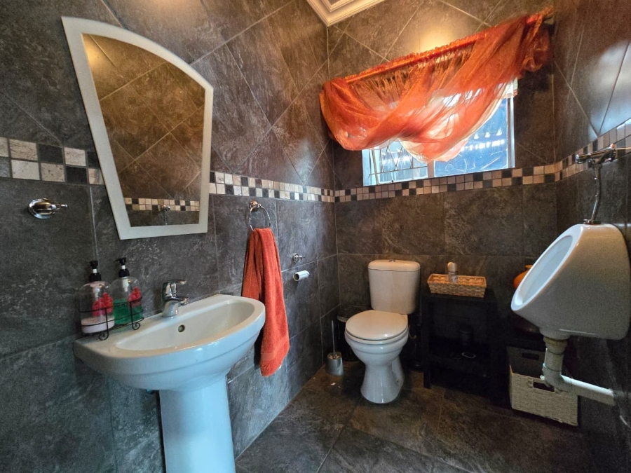 5 Bedroom Property for Sale in Raceview Gauteng