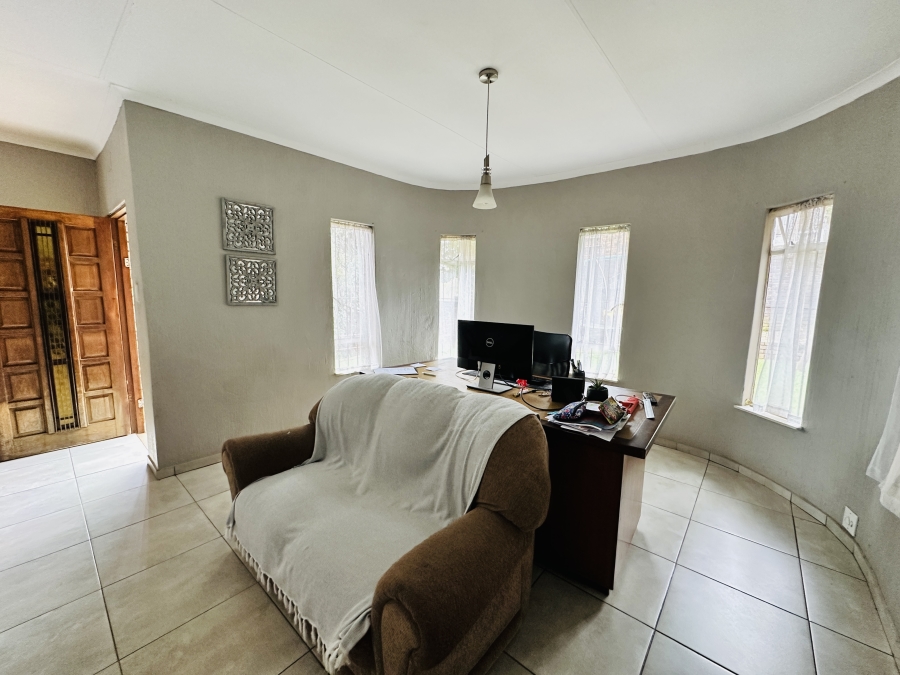4 Bedroom Property for Sale in Mulbarton Gauteng