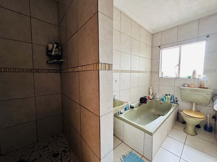 4 Bedroom Property for Sale in Mulbarton Gauteng