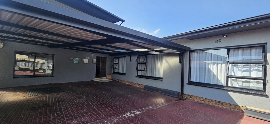 5 Bedroom Property for Sale in Raceview Gauteng