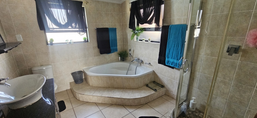 5 Bedroom Property for Sale in Raceview Gauteng