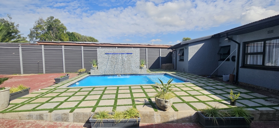 5 Bedroom Property for Sale in Raceview Gauteng
