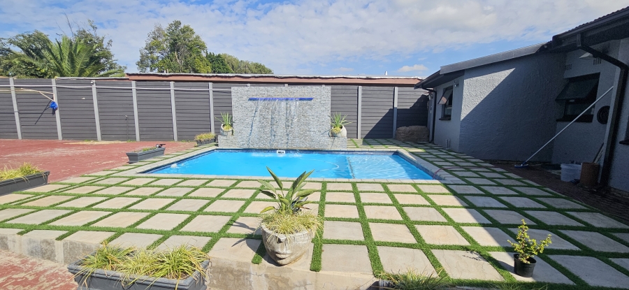 5 Bedroom Property for Sale in Raceview Gauteng
