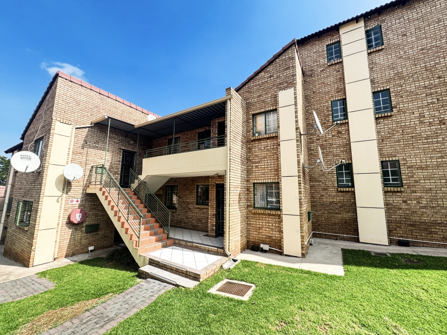 2 Bedroom Property for Sale in Die Hoewes Gauteng