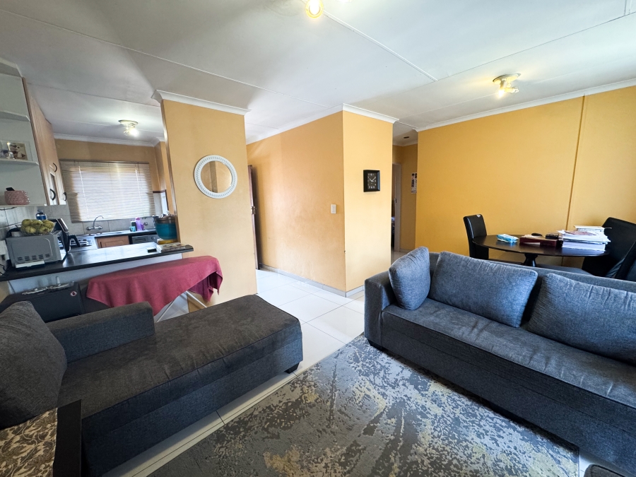 2 Bedroom Property for Sale in Die Hoewes Gauteng