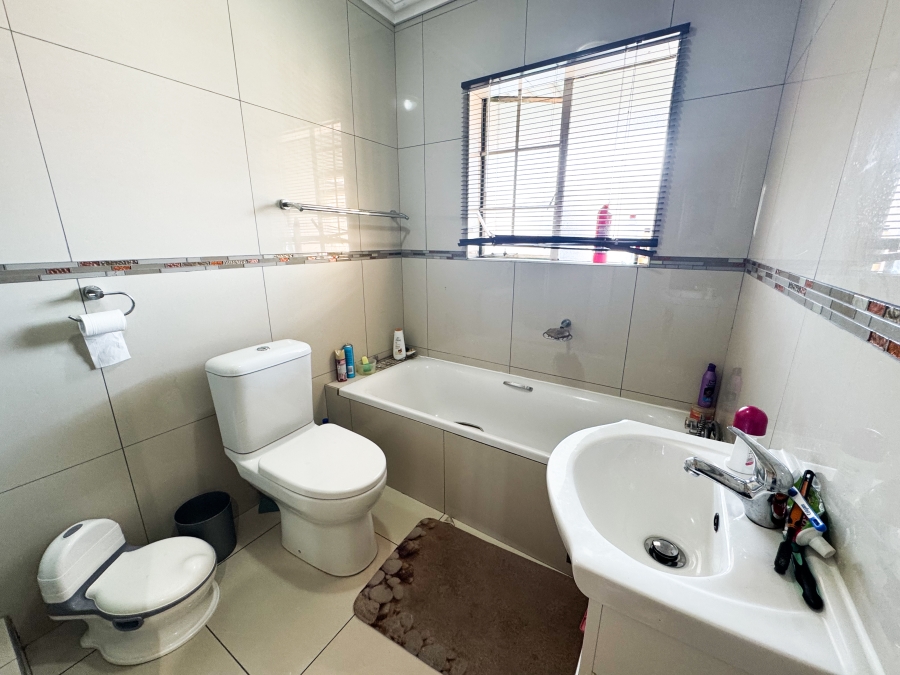 2 Bedroom Property for Sale in Die Hoewes Gauteng