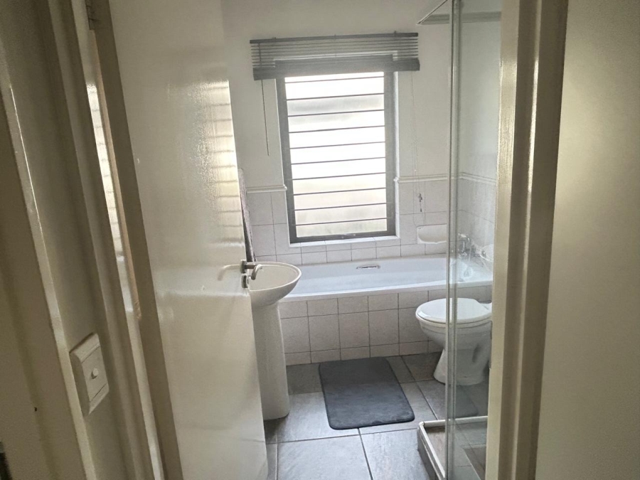 To Let 2 Bedroom Property for Rent in Magaliessig Gauteng