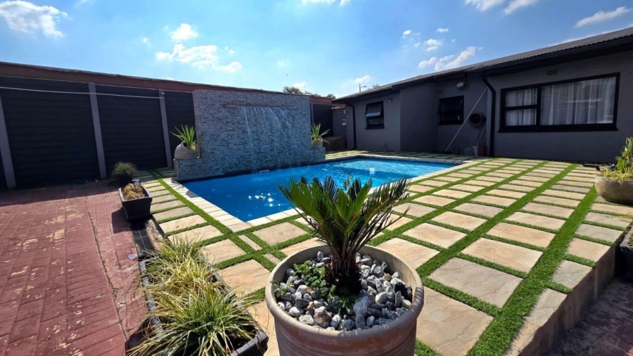 5 Bedroom Property for Sale in Raceview Gauteng