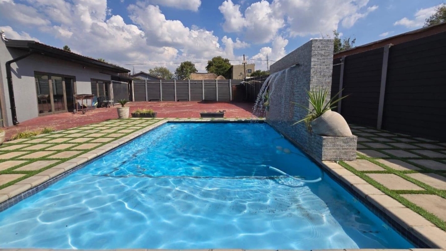 5 Bedroom Property for Sale in Raceview Gauteng