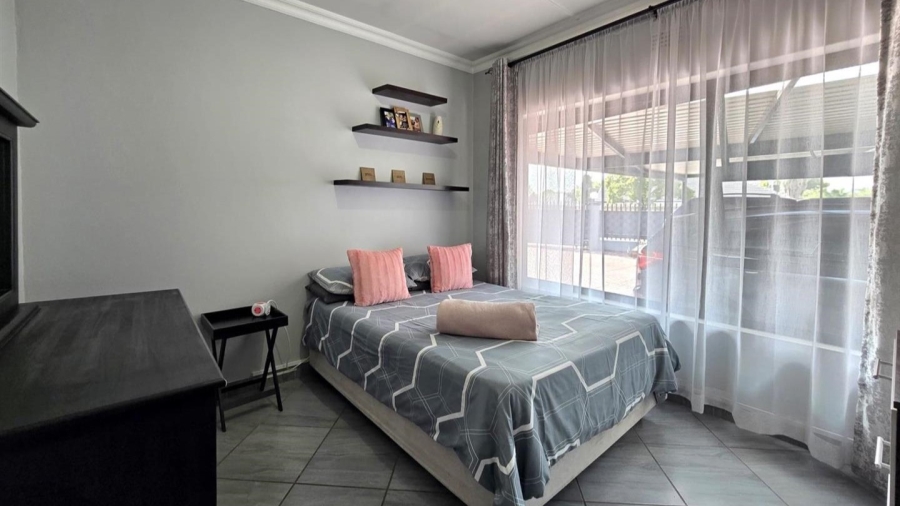5 Bedroom Property for Sale in Raceview Gauteng