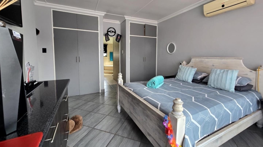 5 Bedroom Property for Sale in Raceview Gauteng