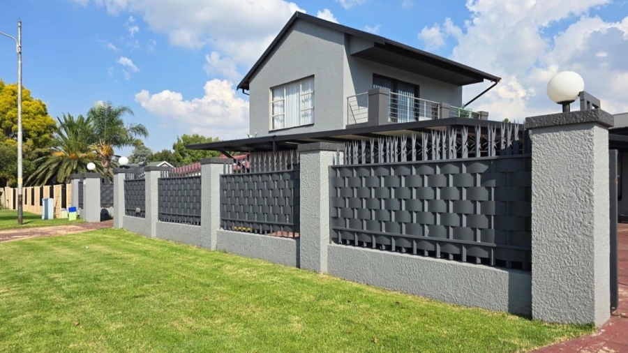 5 Bedroom Property for Sale in Raceview Gauteng