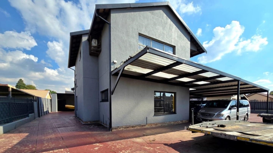 5 Bedroom Property for Sale in Raceview Gauteng
