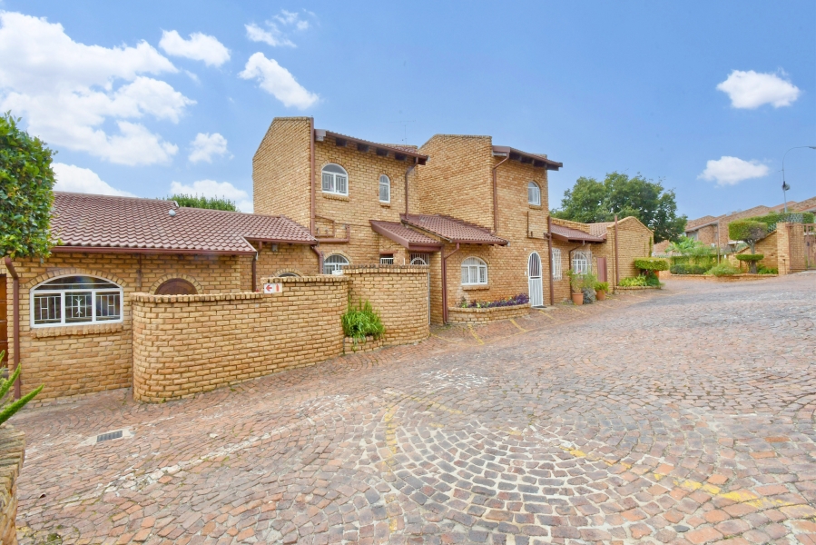 2 Bedroom Property for Sale in Corlett Gardens Gauteng