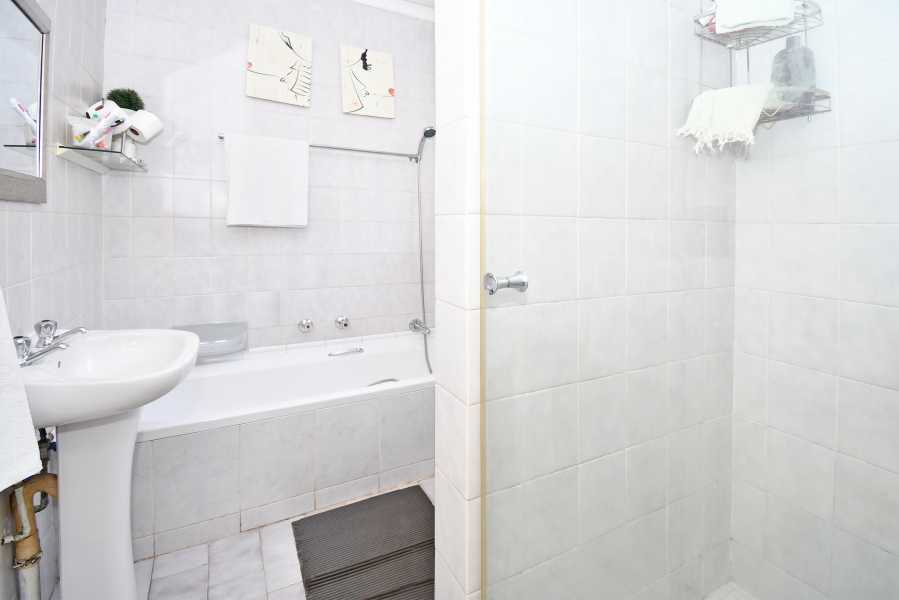 2 Bedroom Property for Sale in Corlett Gardens Gauteng