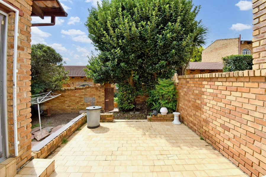 2 Bedroom Property for Sale in Corlett Gardens Gauteng