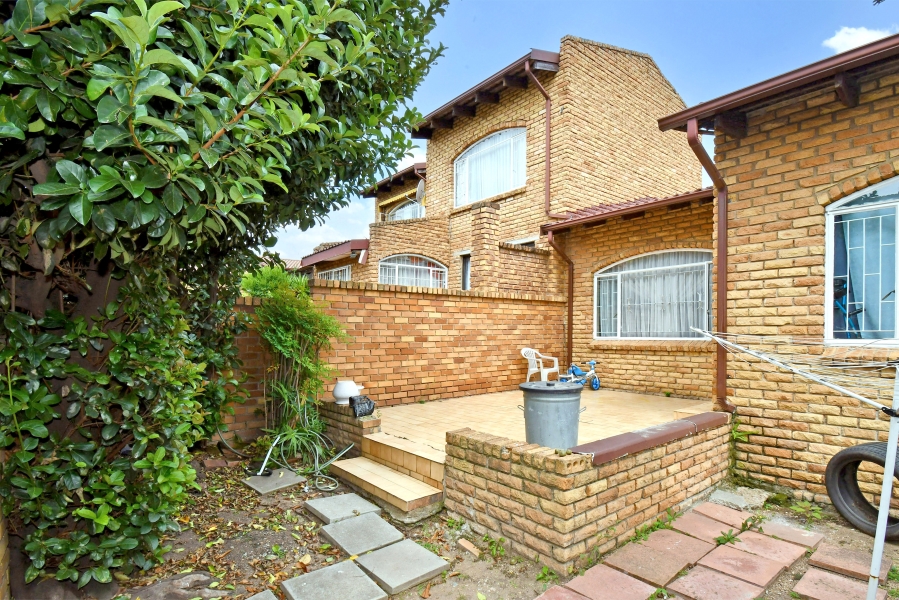 2 Bedroom Property for Sale in Corlett Gardens Gauteng