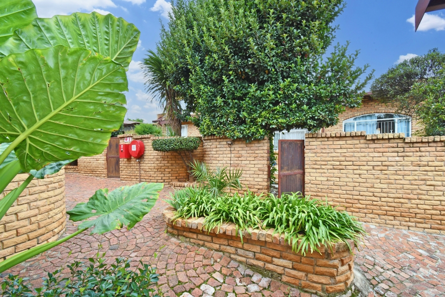 2 Bedroom Property for Sale in Corlett Gardens Gauteng