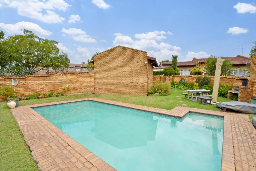 2 Bedroom Property for Sale in Corlett Gardens Gauteng