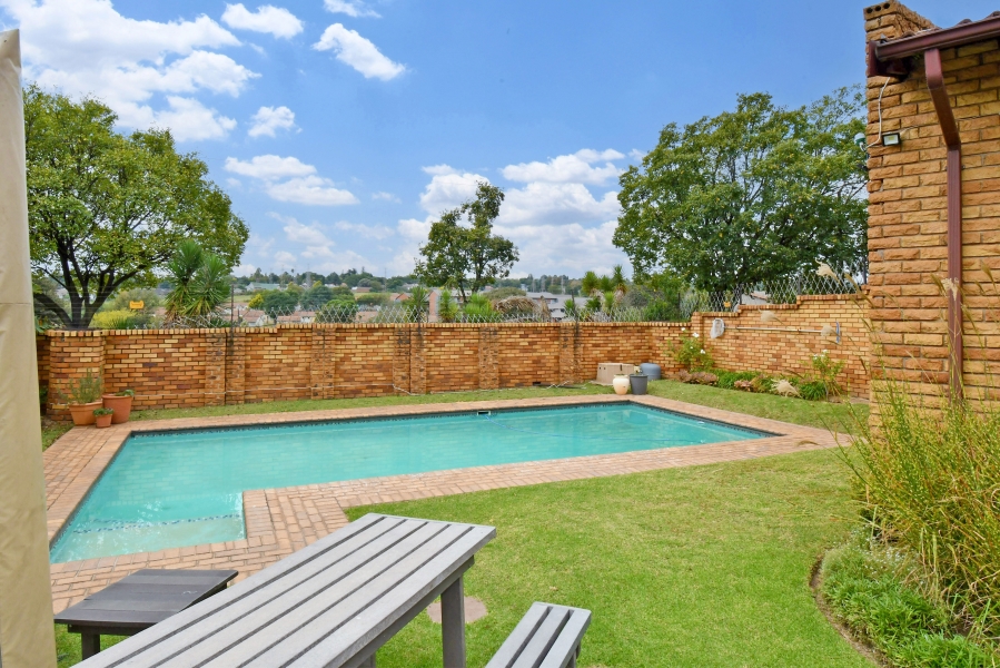 2 Bedroom Property for Sale in Corlett Gardens Gauteng